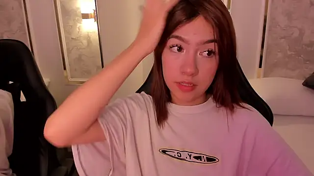 Snapshot of doll_eyees_ chatting on October 1, 2025, 3:12 am doll eyees  online show from October 1, 2025, 3:12 am