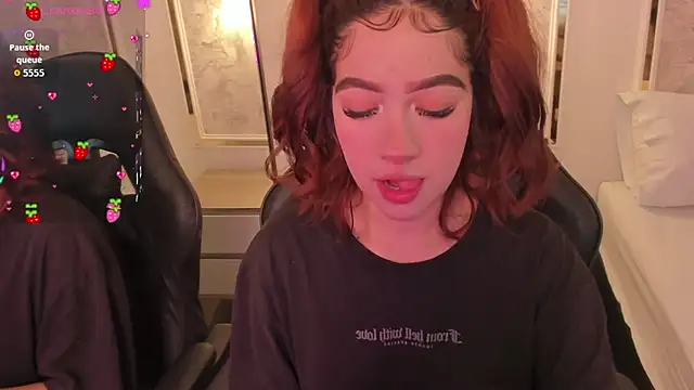 Snapshot of doll_eyees_ chatting on October 14, 2025, 2:23 am doll eyees  online show from October 14, 2025, 2:23 am