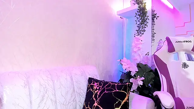 Snapshot of MadisonTylor chatting on October 22, 2025, 5:34 pm MadisonTylor online show from October 22, 2025, 5:34 pm