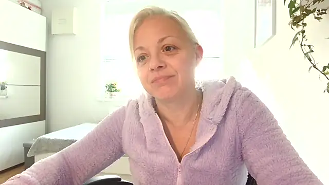 Linsy Kim online show from October 19, 2025, 8:48 am