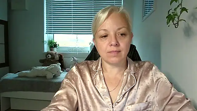 Linsy Kim online show from November 15, 2025, 6:55 am