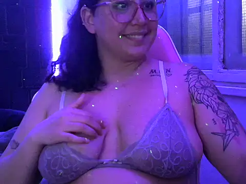 Snapshot of Sweet_yamii chatting on September 27, 2025, 11:43 pm Sweet yamii online show from September 27, 2025, 11:43 pm