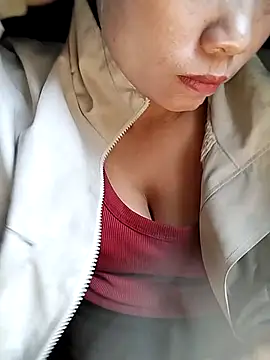 venu00 online show from November 27, 2025, 4:25 am