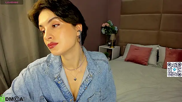 Snapshot of Adeline_Perle chatting on October 5, 2025, 1:48 am Adeline Perle online show from October 5, 2025, 1:48 am