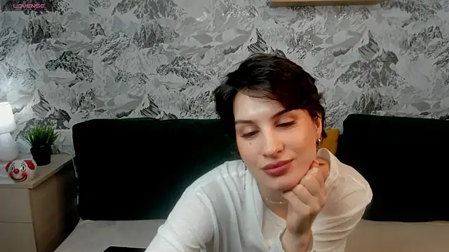 Snapshot of Adeline_Perle chatting on October 8, 2025, 1:36 am Adeline Perle online show from October 8, 2025, 1:36 am