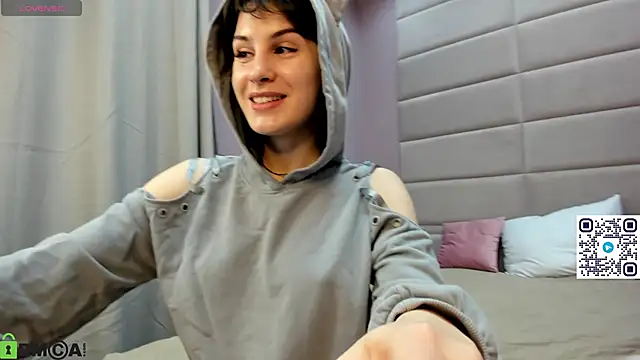 Snapshot of Adeline_Perle chatting on October 12, 2025, 1:26 am Adeline Perle online show from October 12, 2025, 1:26 am