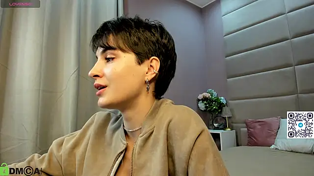 Snapshot of Adeline_Perle chatting on October 14, 2025, 1:28 am Adeline Perle online show from October 14, 2025, 1:28 am