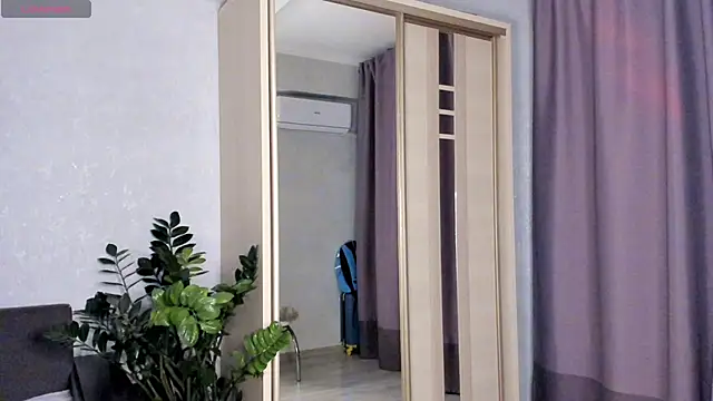 Snapshot of SaraShine_ chatting on October 14, 2025, 7:58 pm SaraShine online show from October 14, 2025, 7:58 pm