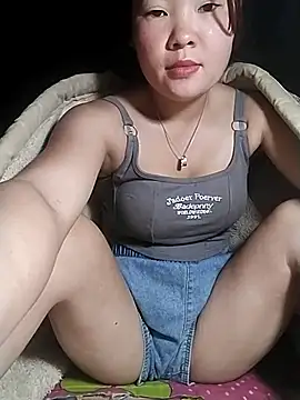 lylylove online show from June 18, 2026, 1:39 am