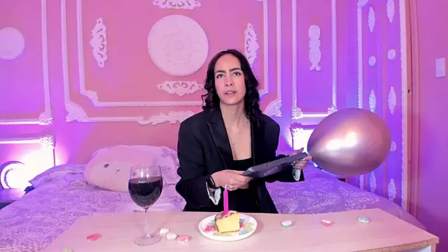 aitana johns online show from October 22, 2025, 12:16 pm