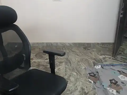  LoveBirds online show from April 6, 2026, 6:42 pm