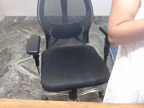  LoveBirds online show from April 9, 2026, 6:13 pm