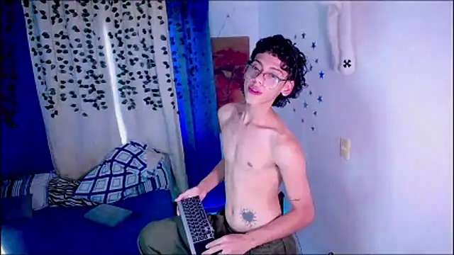 Snapshot of Thedoll_ethan7 chatting on March 19, 2026, 10:25 pm Thedoll ethan7 online show from March 19, 2026, 10:25 pm