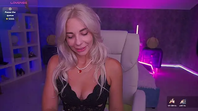BellaRayyy online show from June 25, 2026, 1:04 pm
