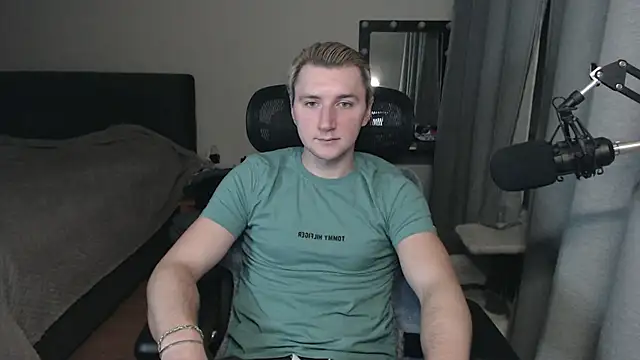 Snapshot of Elvin_Vaenight chatting on October 22, 2025, 1:39 am Elvin Vaenight online show from October 22, 2025, 1:39 am