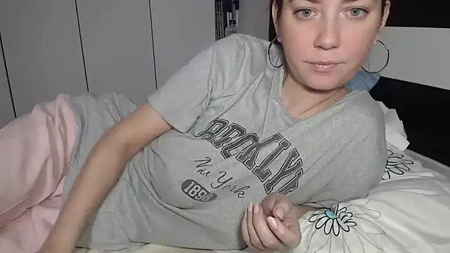 Snapshot of petite_danielle chatting on February 16, 2026, 8:32 am petite danielle online show from February 16, 2026, 8:32 am