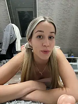 Snapshot of miaistlive chatting on October 23, 2025, 8:29 pm miaistlive online show from October 23, 2025, 8:29 pm