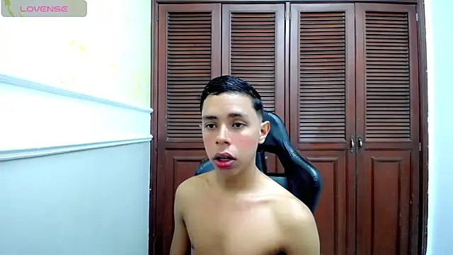 ALEX HOTl  online show from September 9, 2025, 1:43 pm