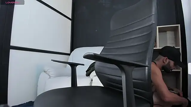 leostorm  online show from September 12, 2025, 4:23 am