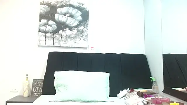 DonnaJoness online show from November 17, 2025, 7:52 pm