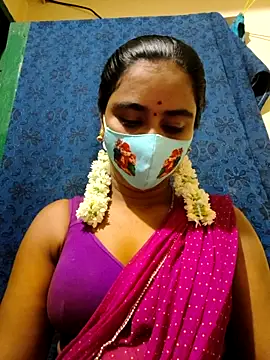 Snapshot of mini-queen chatting on October 15, 2025, 5:57 pm mini-queen online show from October 15, 2025, 5:57 pm