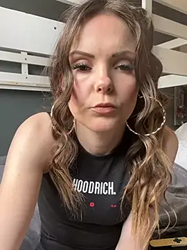 SexyLoLoUK online show from May 18, 2026, 9:15 am