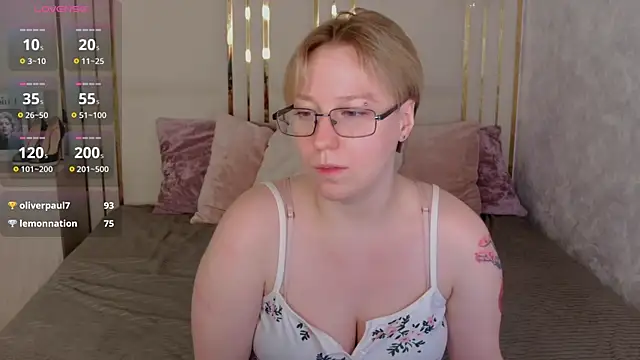 Snapshot of AlexandraGreen chatting on May 16, 2026, 12:40 am AlexandraGreen online show from May 16, 2026, 12:40 am