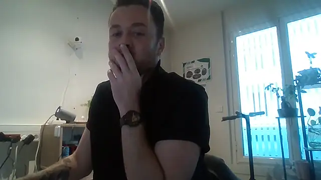 Snapshot of Keviios chatting on October 18, 2025, 7:20 am Keviios online show from October 18, 2025, 7:20 am