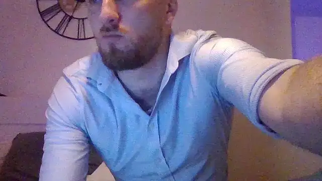 Snapshot of Keviios chatting on October 23, 2025, 9:35 pm Keviios online show from October 23, 2025, 9:35 pm