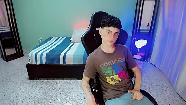 Snapshot of dilan_hott_ chatting on September 17, 2025, 8:32 pm dilan hott  online show from September 17, 2025, 8:32 pm