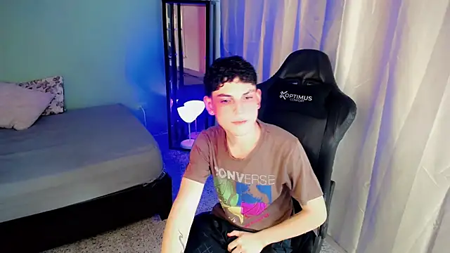 Snapshot of dilan_hott_ chatting on September 20, 2025, 8:43 pm dilan hott  online show from September 20, 2025, 8:43 pm