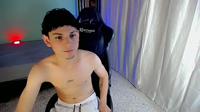 Snapshot of dilan_hott_ chatting on October 3, 2025, 8:39 pm dilan hott  online show from October 3, 2025, 8:39 pm