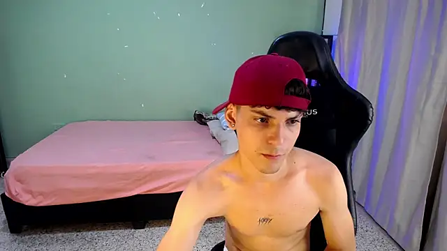 dilan hott  online show from November 17, 2025, 8:25 pm