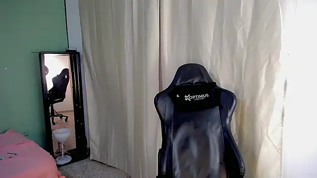 dilan hott  online show from November 19, 2025, 8:31 pm