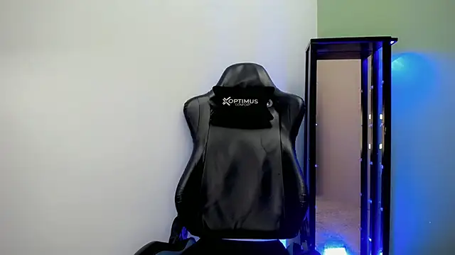 dilan hott  online show from December 1, 2025, 7:41 pm