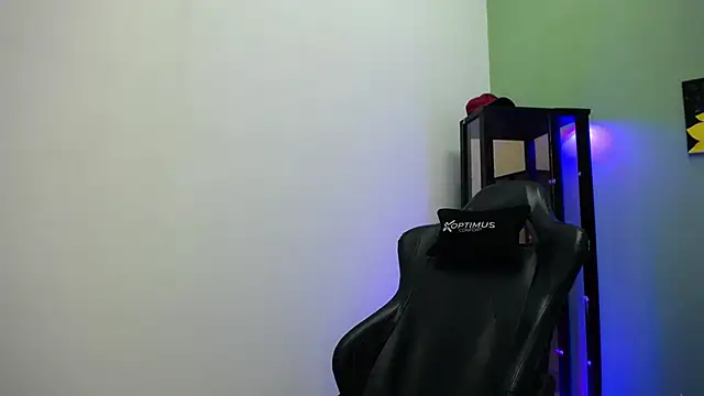 dilan hott  online show from December 14, 2025, 2:55 pm