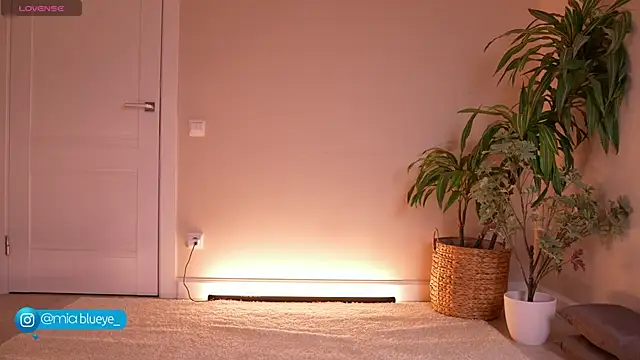 Miablueye online show from November 2, 2025, 1:13 pm