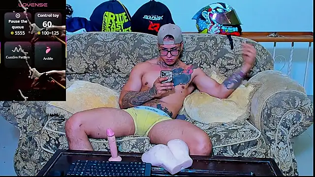 Snapshot of ArnoldSexy_ chatting on October 7, 2025, 5:04 am ArnoldSexy online show from October 7, 2025, 5:04 am