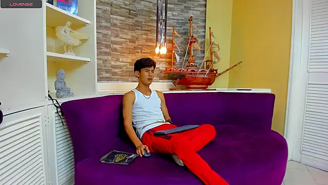 Holdme Hot online show from September 13, 2025, 3:28 am