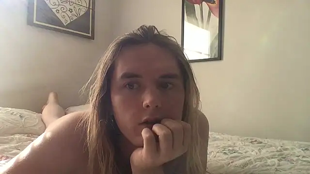 Elliebell online show from November 12, 2025, 6:52 pm