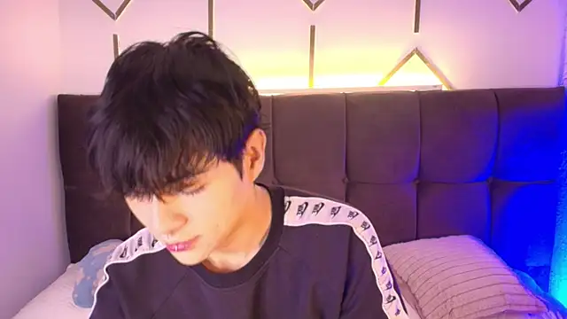 Snapshot of AleAurarashi chatting on April 11, 2026, 12:42 pm AleAurarashi online show from April 11, 2026, 12:42 pm
