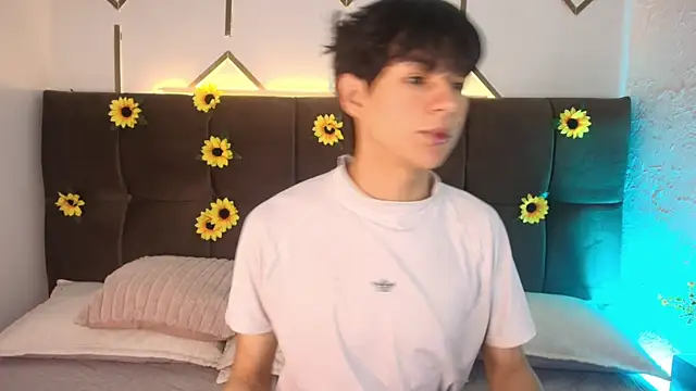 Snapshot of AleAurarashi chatting on April 14, 2026, 11:05 am AleAurarashi online show from April 14, 2026, 11:05 am