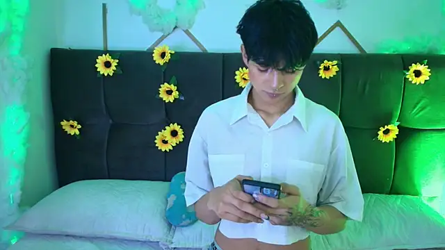 Snapshot of AleAurarashi chatting on April 28, 2026, 4:06 am AleAurarashi online show from April 28, 2026, 4:06 am
