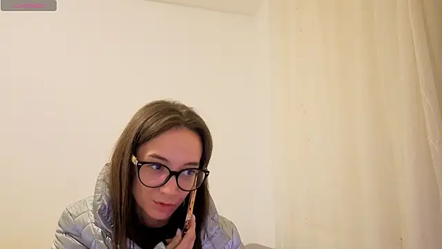 Snapshot of SkinnyMode chatting on October 23, 2025, 4:39 pm SkinnyMode online show from October 23, 2025, 4:39 pm