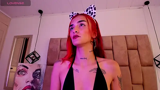 Snapshot of RavynRouge chatting on October 24, 2025, 7:43 pm RavynRouge online show from October 24, 2025, 7:43 pm