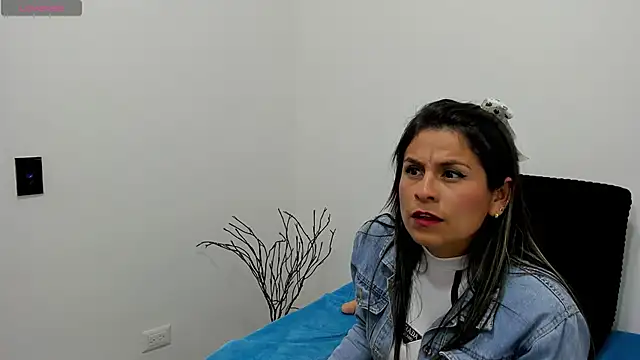 chariss32 online show from September 10, 2025, 9:15 pm