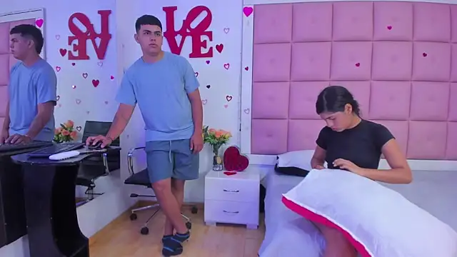 Snapshot of Aliss_Aron chatting on March 13, 2026, 12:01 pm Aliss Aron online show from March 13, 2026, 12:01 pm