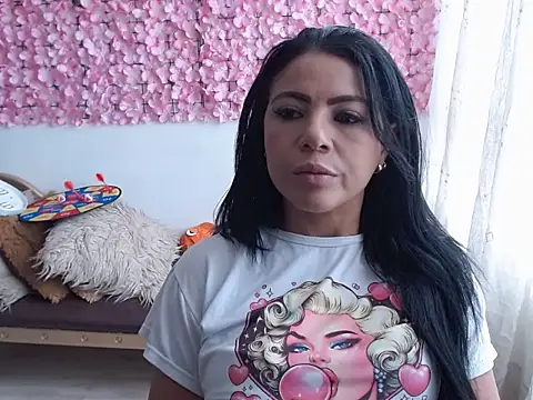 estrellahot01 online show from September 14, 2025, 3:00 pm