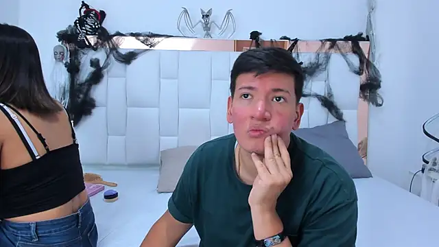 Snapshot of ZoeandEthan chatting on October 17, 2025, 6:32 pm ZoeandEthan online show from October 17, 2025, 6:32 pm