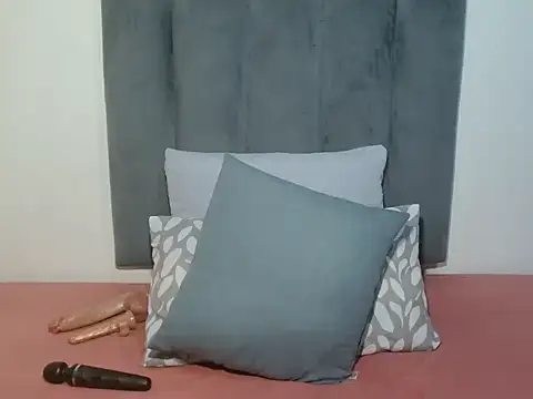 GorillaGripCunt77 online show from November 10, 2025, 1:10 pm